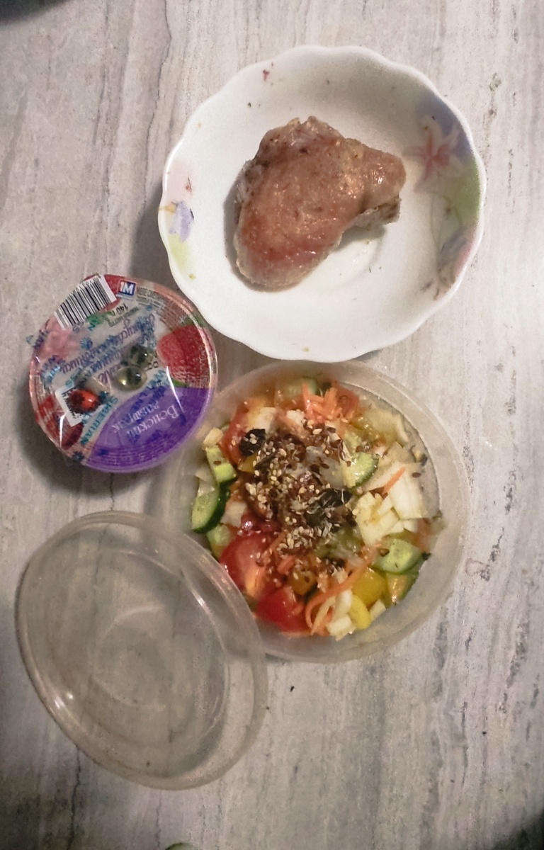 Салат, куриное бëдрышко, сметанное желе, БАДы 