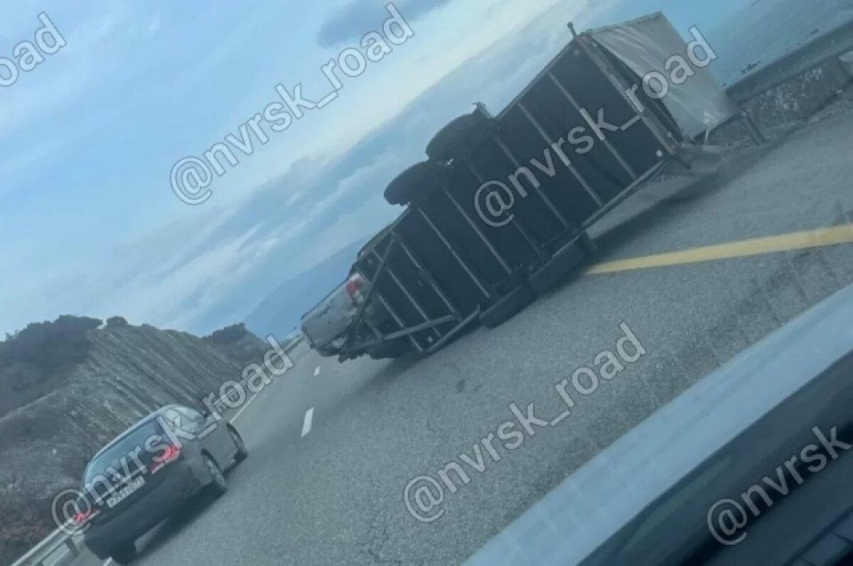    Бушующий в Новороссийске норд-ост перевернул большегруз