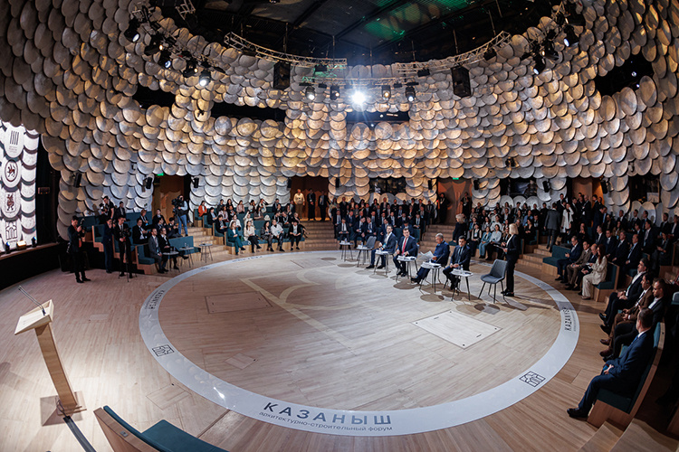    Пришел черед поговорить о том, как можно облагородить 65 га ценной прибрежной земли Казани.   
Фото: Сергей Елагин