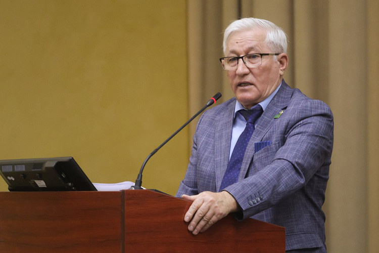    Камияр Байтемиров в своем докладе обратил внимание, что с 2024 года при строительстве объектов необходимо менять генплан населенного пункта, что увеличивает сроки реализации проектов и их стоимость.   
Фото: Андрей Титов