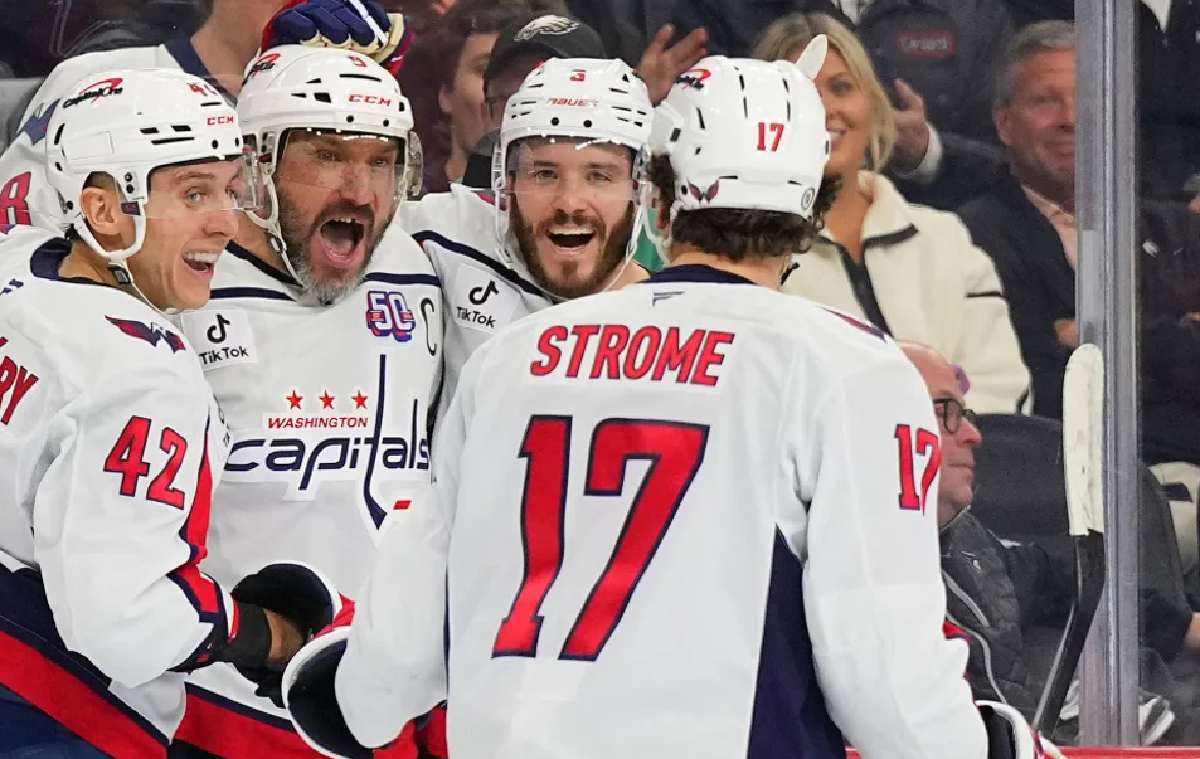 Александр Овечкин принимает поздравления с очередным голом. Фото: НХЛ