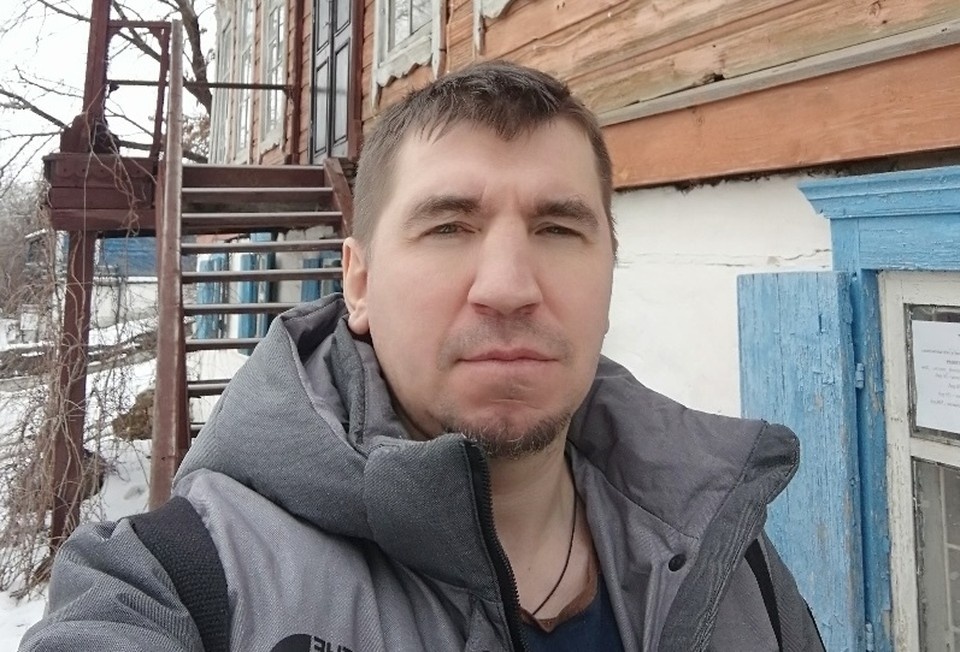    На своей странице в соцсети Станислав позиционирует себя как журналист-расследователь. Фото - соцсети Станислава Сенькина