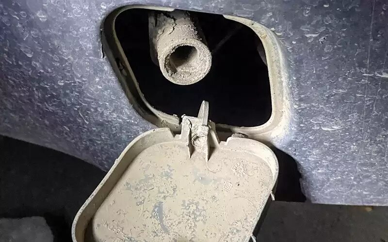    Крепление заглушки в бампере с помощью пластиковой стяжки