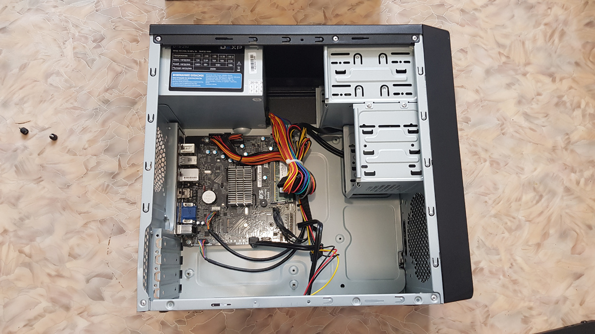 Пример компьютера с пассивным охлаждением и без движущихся (вращающихся) компонентов