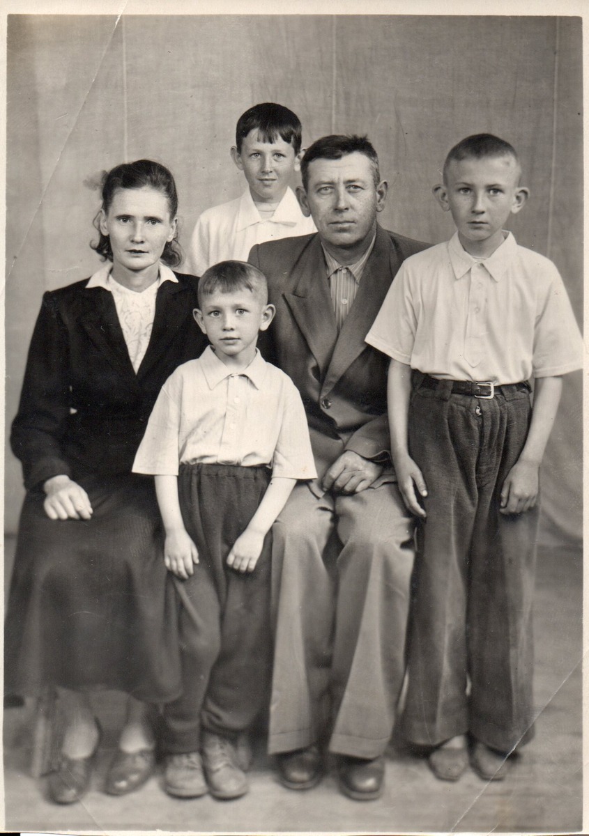 Капустины Александр Борисович, Серафима Ивановна и их сыновья Владимир, Алексей и Борис.