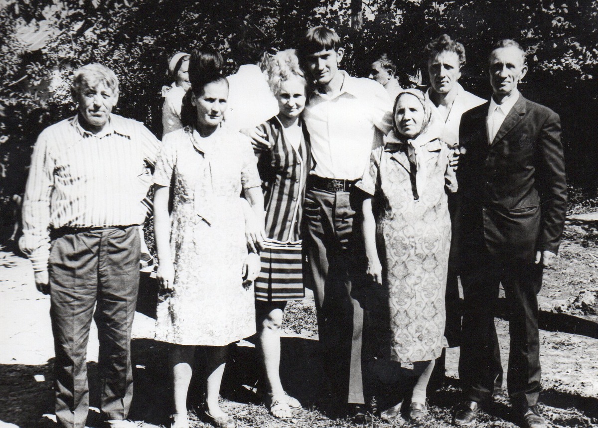 Свадьба мой мамы и папы. На фото они с родителями.