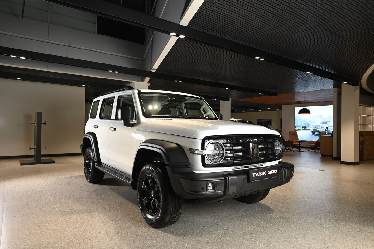 Габариты: 4760 / 1930 / 1903 мм, колесная база равна 2750 мм