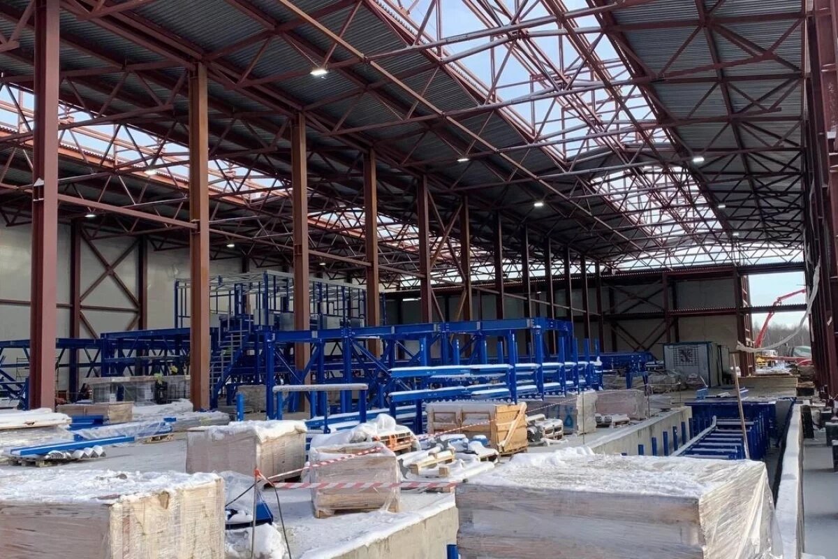    Более 200 человек трудятся на стройплощадке экотехнопарка под Псковом