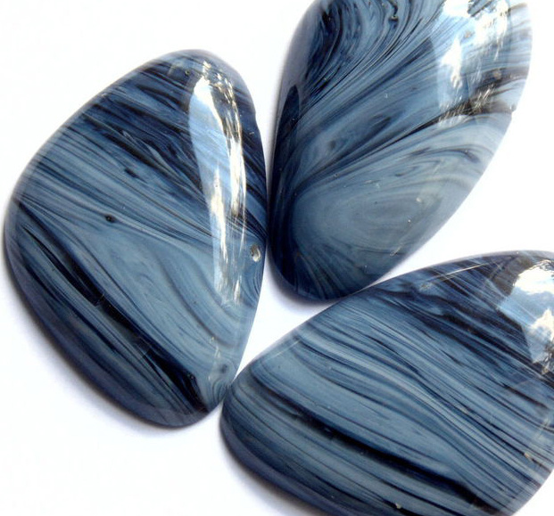 Кабошоны, предположительно, из тенгизита. Тенгизит часто имитируют старым шлаком доменных печей, окотором поговорим в следующих статьях.