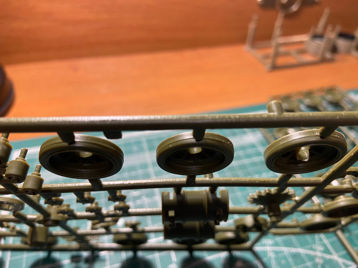 Опорные катки для стендовой модели российского основного боевого танка Т-72. Масштаб 1/35. Производитель "Звезда". Фото из личного архива автора, © 2025 год