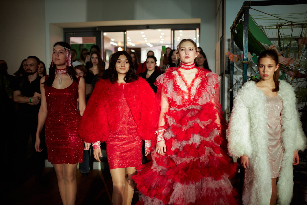 Fashion-показ коллекций молодых дизайнеров – студентов КНИТУ на фестивале "Арт-весна", КЦ "Московский"