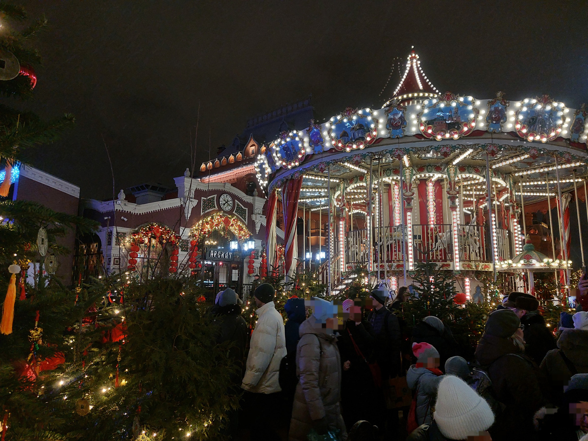 Карусель - место притяжения детей и взрослых