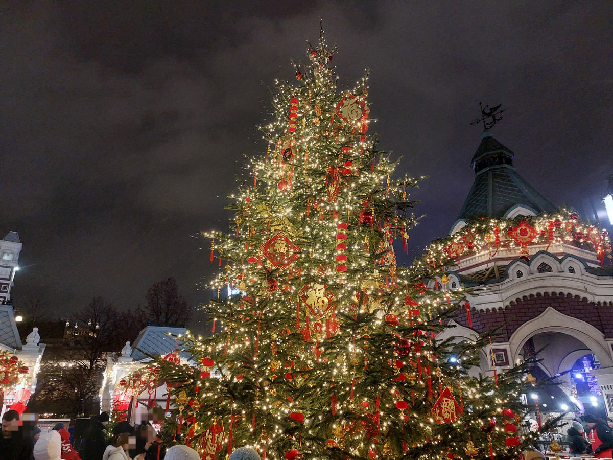 Справа - готовят различные угощения, можно перекусить