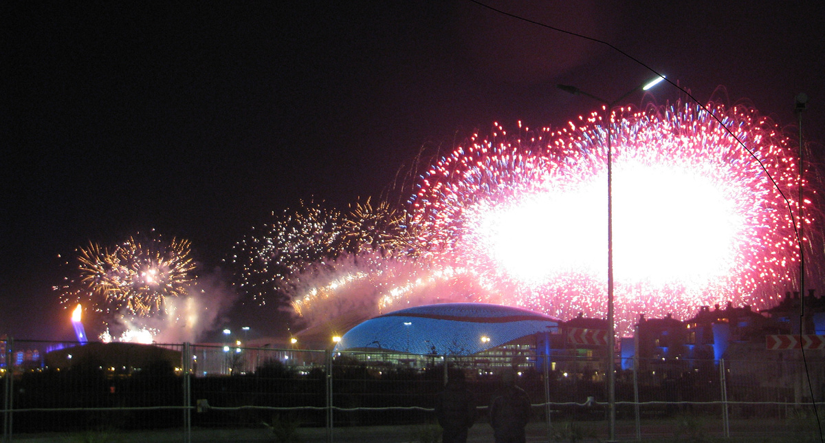 7 февраля 2014г. Стадион Фишт и Олимпийский огонь. Фото: Книга Приключений