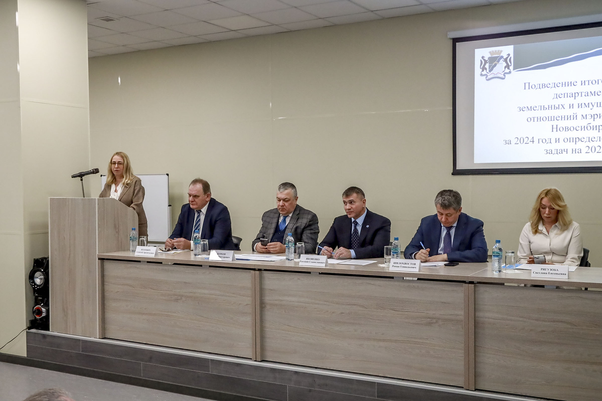 На подведении итогов работы департамента земельных и имущественных отношений мэрии. Фото: Павел Комаров, nsknews.info