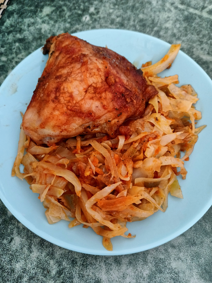 Куриные бёдра с тушёной капустой.