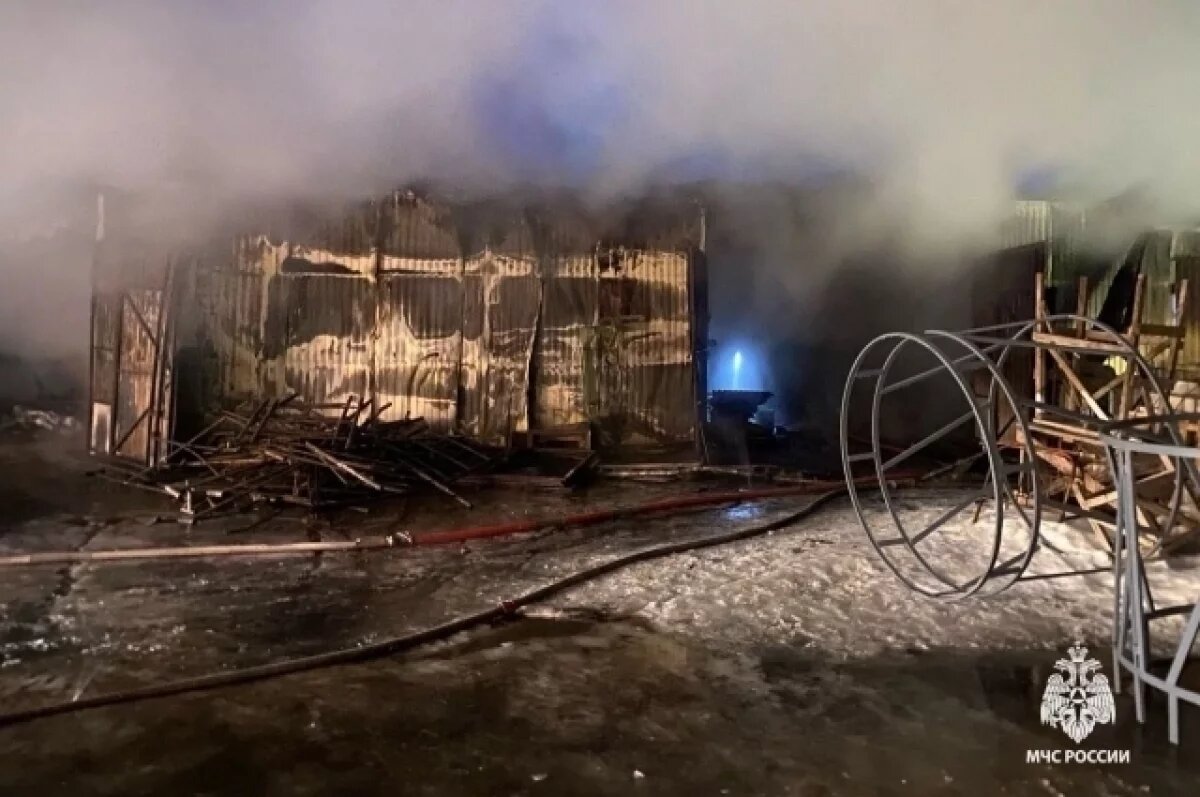    В Башкирии склад с газовыми баллонами загорелся на площади 480 кв метров
