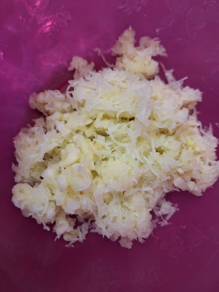 Натереть на мелкой терке патиссон