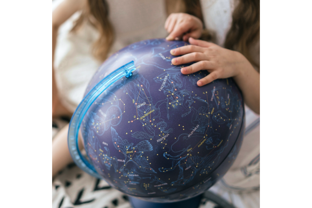 Глобус с картой звездного неба Globen — интересный подарок, который сможет увлечь астрономией. На синей карте можно рассматривать и изучать созвездия, чтобы потом находить их на ночном небе. Код для поиска на сайте — 513233. Цена — 1363* рубля.