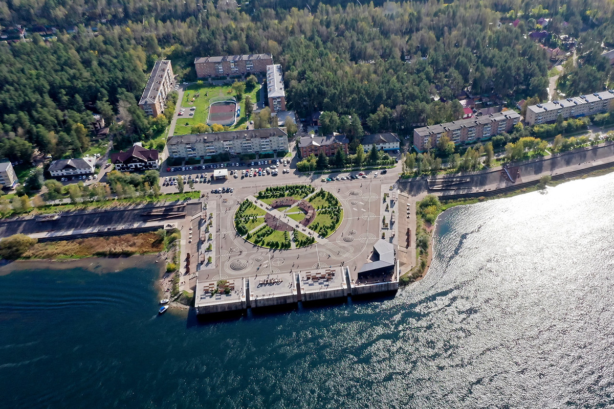     Набережная Дивногорска, расположенная рядом с вокзалом, давно стала популярным местом, куда на выходные красноярцы приезжают сами и привозят гостей. Отсюда можно полюбоваться видом на Дивные горы