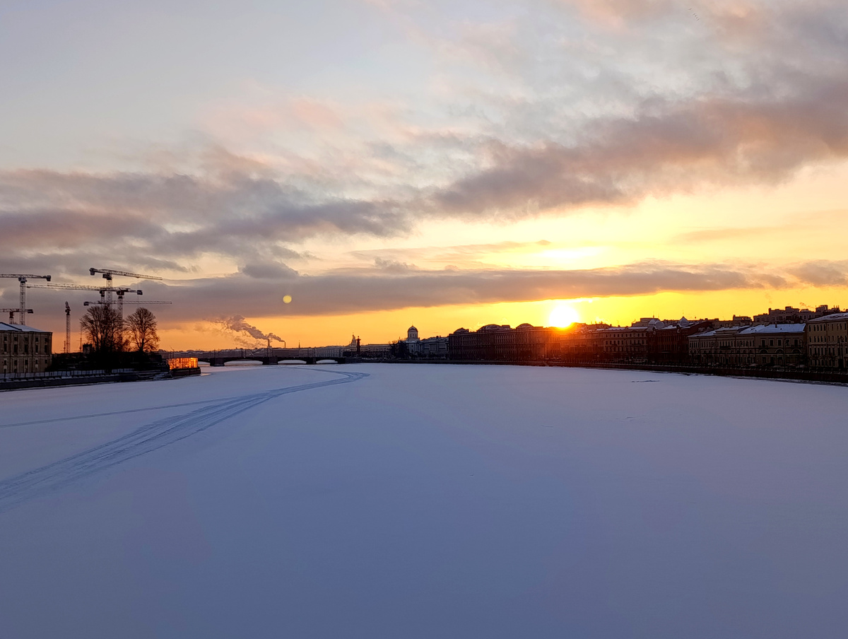 Фото автора, как и все ниже. Вид на Неву с Тучкова моста.