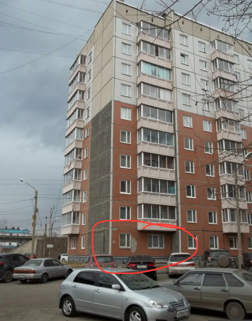 Наша квартирка в Красноярске. Вид на дорогу и парковку и проходящих людей. Но как то сильно об этом не думала, когда покупала…