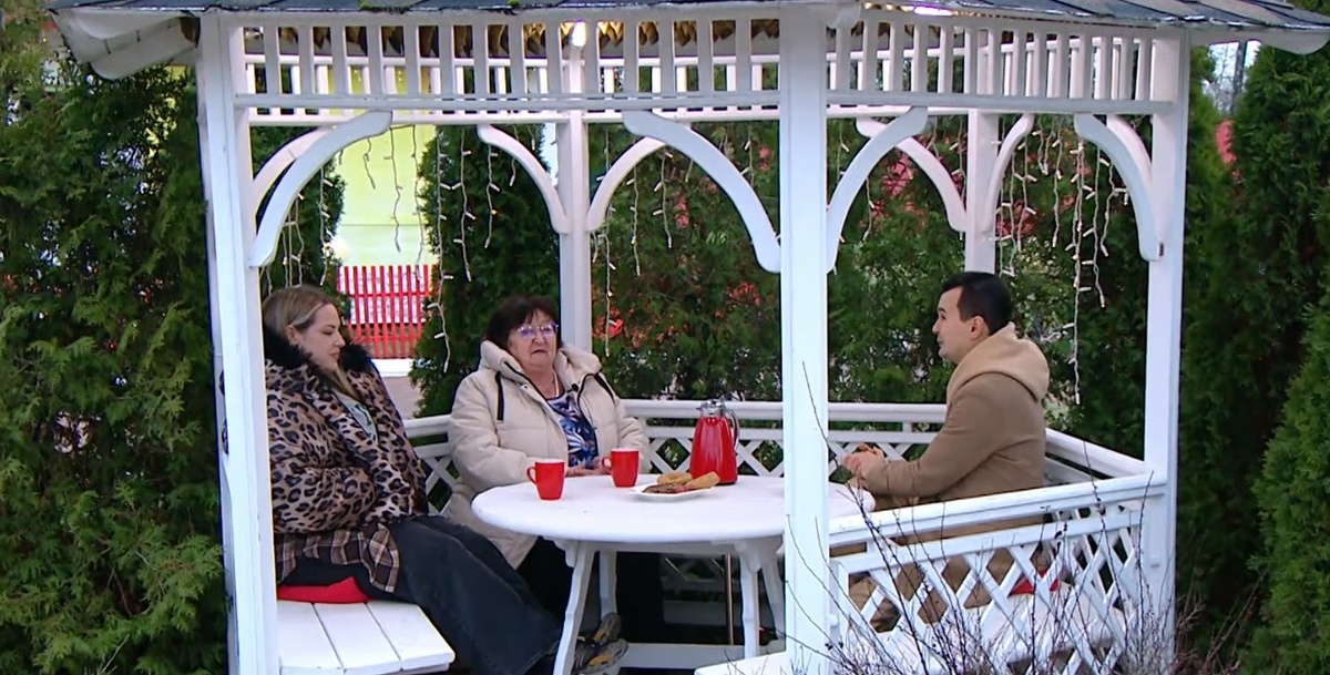 Антон Беккужев на тете с Леной и Людмилой Николаевной (фото из эфира на «Okko»)