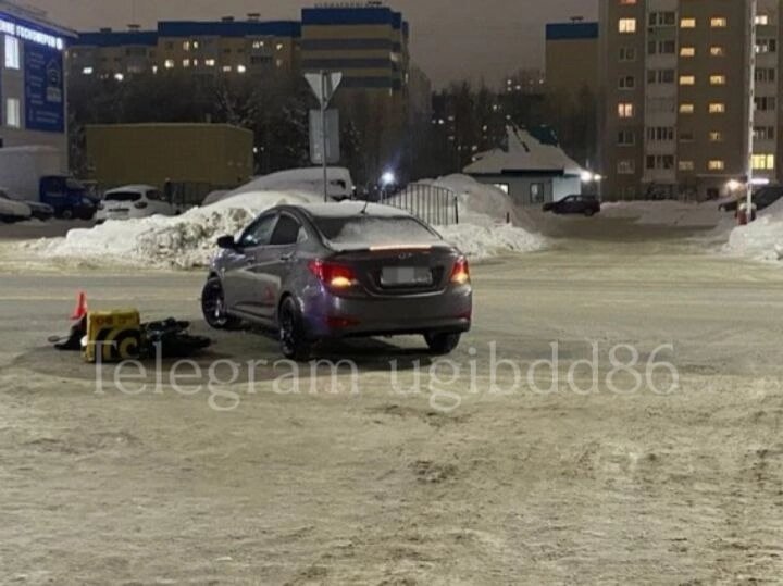    Водитель мопеда выехал зимой на улицы Сургута и попал в аварию