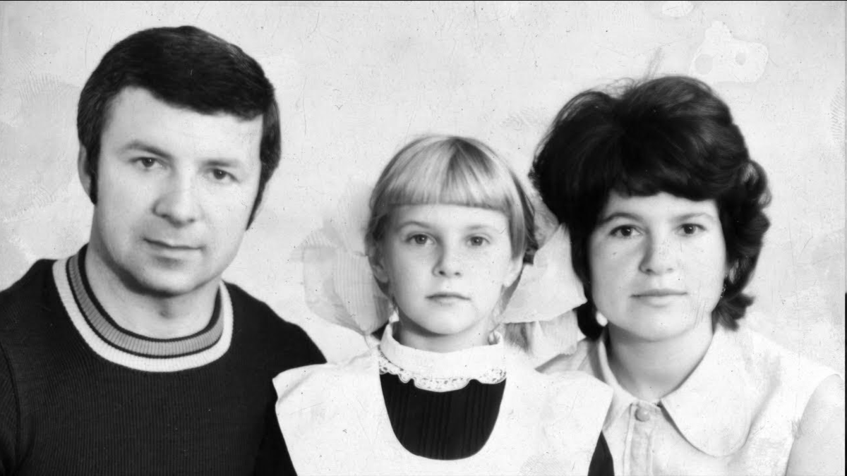 С первой супругой. https://avatars.dzeninfra.ru/get-zen_doc/271828/pub_65f47f2e1812f30a9516ed08_65f47fab8d785e6622da1786/scale_1200