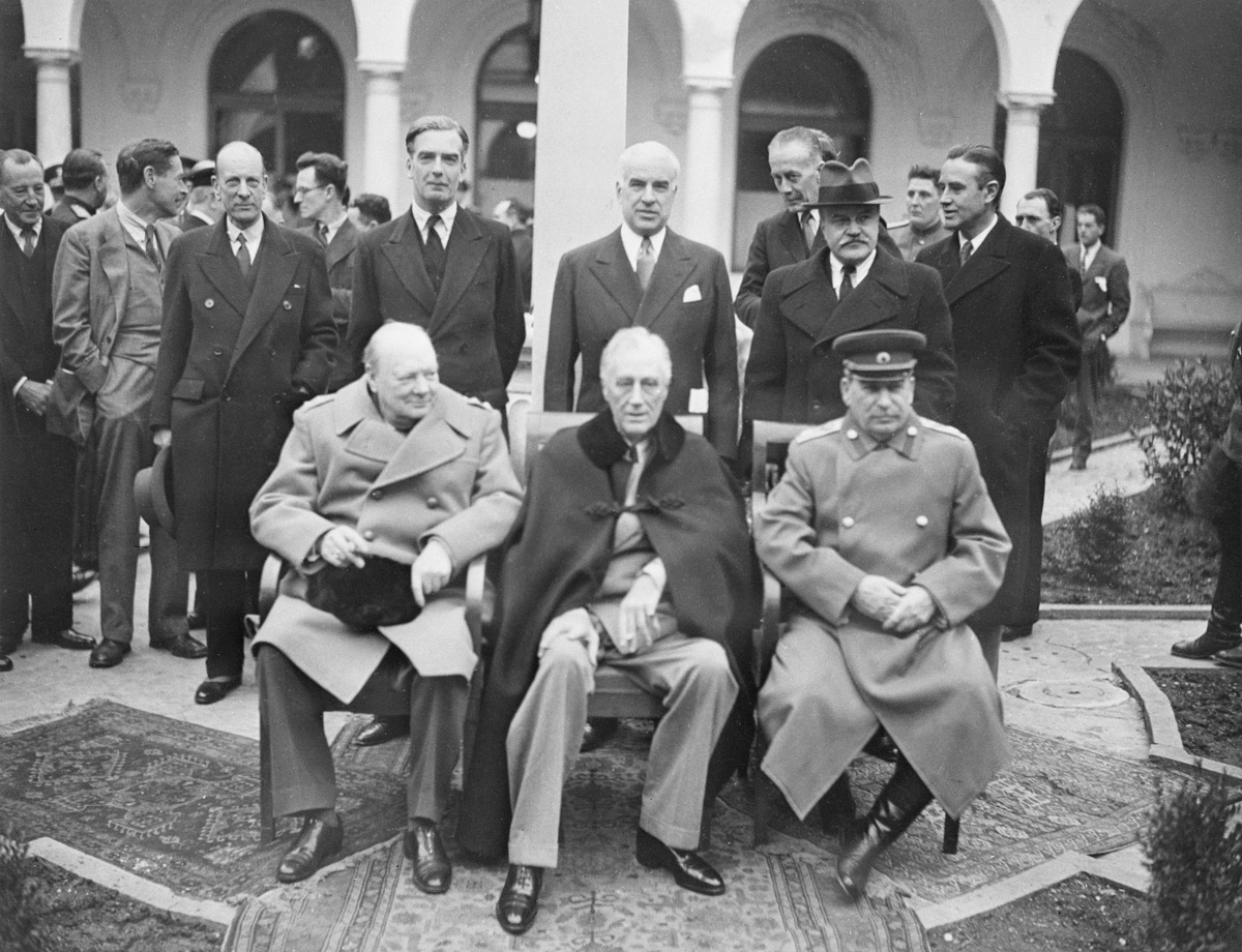    Премьер-министр Великобритании У.Черчилль, президент США Ф.Д Рузвельт и Маршал Советского Союза И.В.Сталин перед началом одного из заседаний