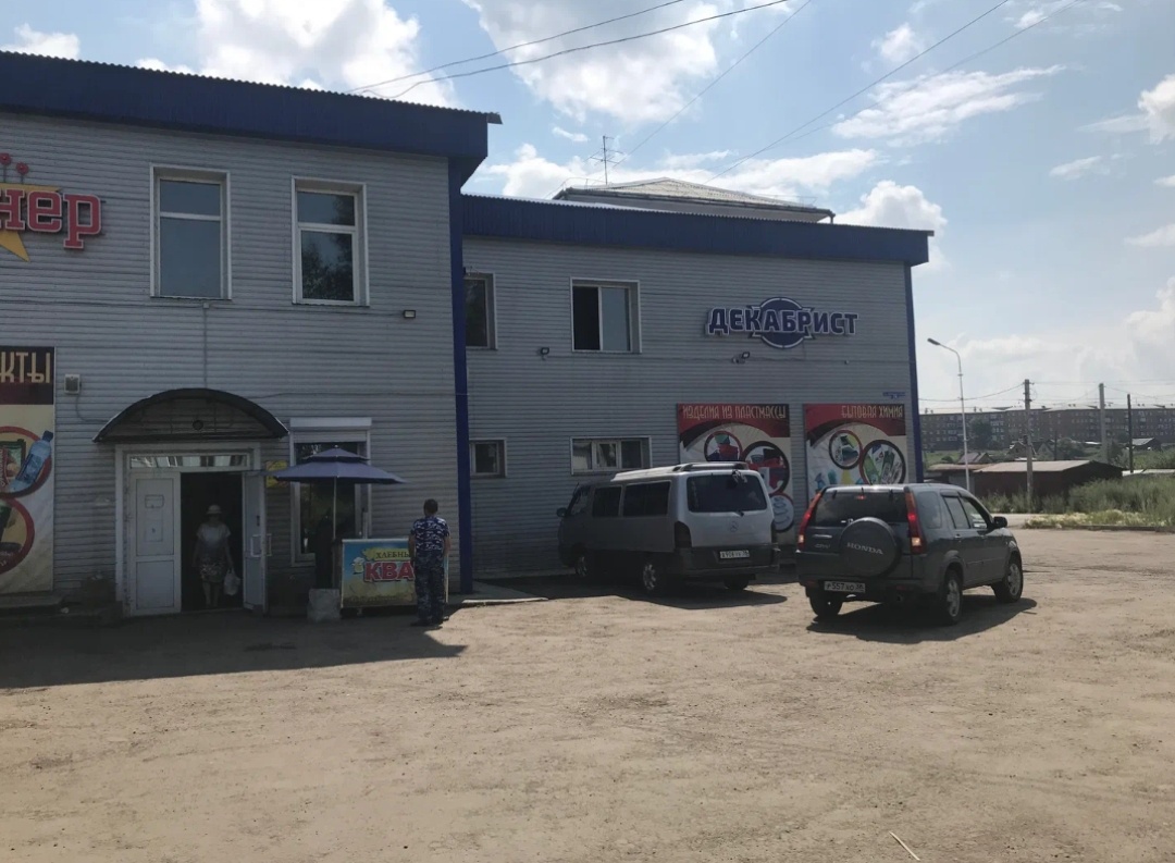 Нынешний магазин "Декабрист" это остатки школьного городка. 