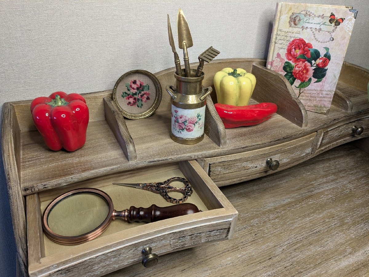 Разложила садовое имущество по секретным ящичкам