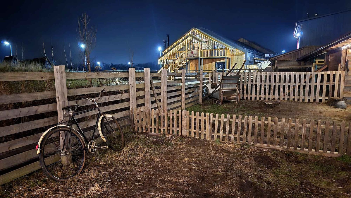 Комплекс "Farm&Village" располагается в селе Чертовицы на объездной автодороге Воронежа. Листайте галерею, чтобы увидеть ещё фото