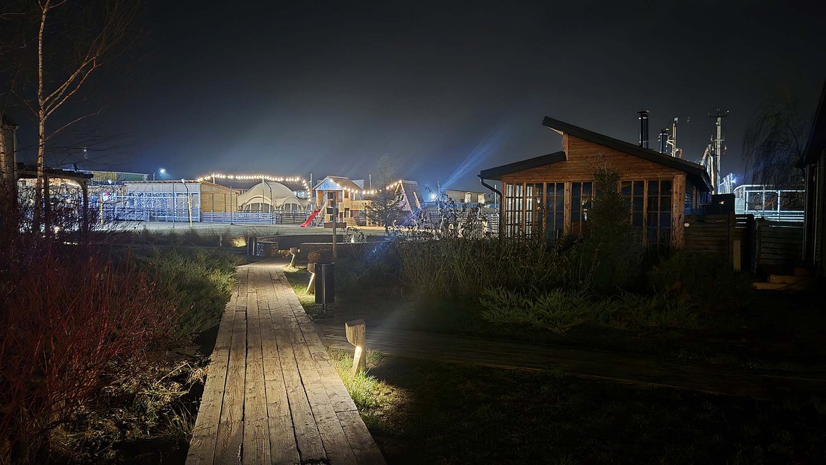 Так территория фермы выглядит ночью