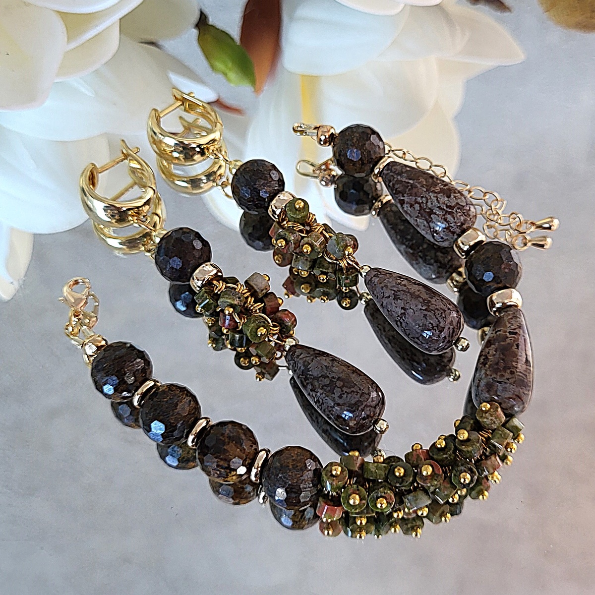 Комплект украшений из яшмы, бронзита