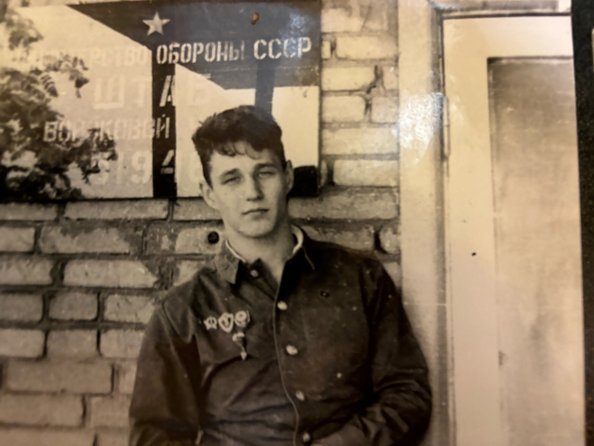 Сергей Мелехин на крыльце штаба в/ч 51946. Именно таким я его и запомнил на всю жихнь. Фото из архива Виталия Мельникова