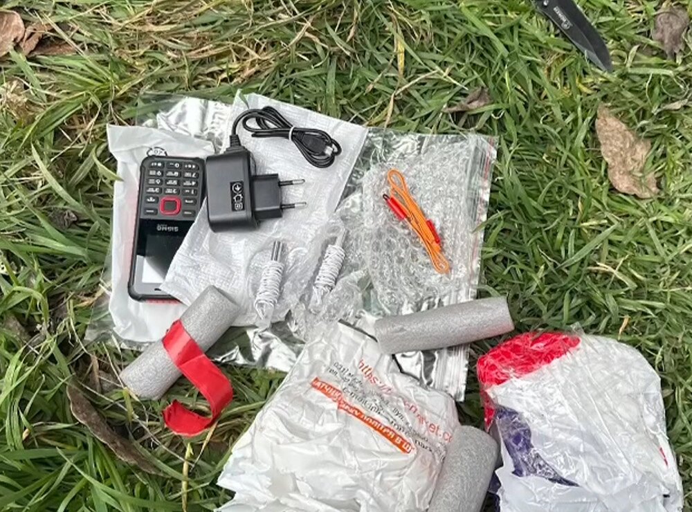    Найденные при обыске средства связи и детонатороы. Фото: кадр видео/ ЦОС ФСБ РФ