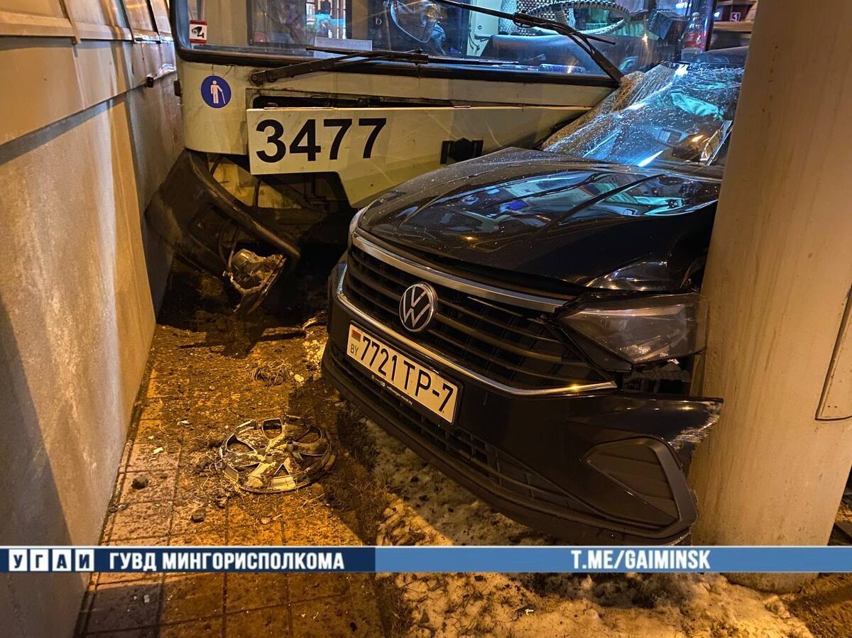 В Минске попало на видео столкновение троллейбуса и легковушки