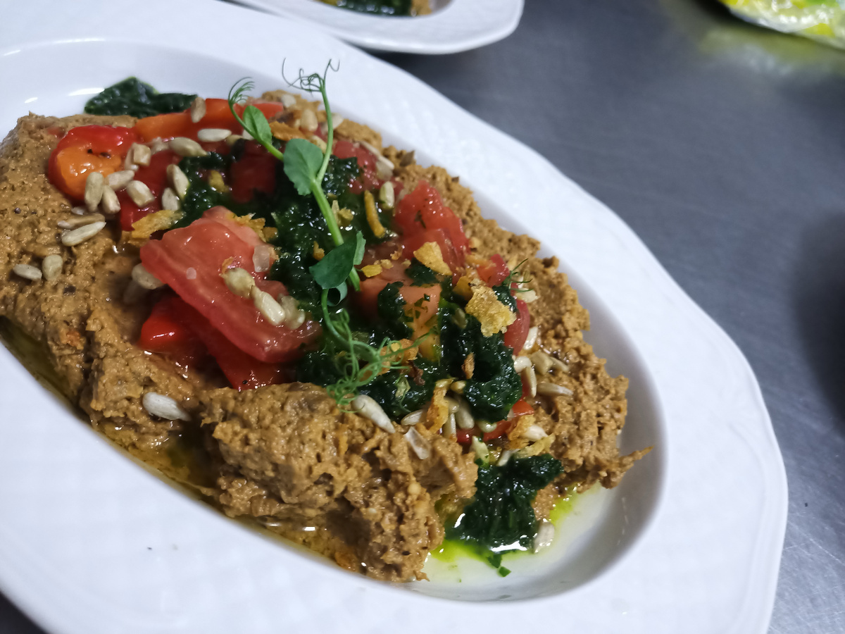 Печёные баклажаны с вялеными томатами и запечеными перцами. В частном случае авторское прочтение бабагануша