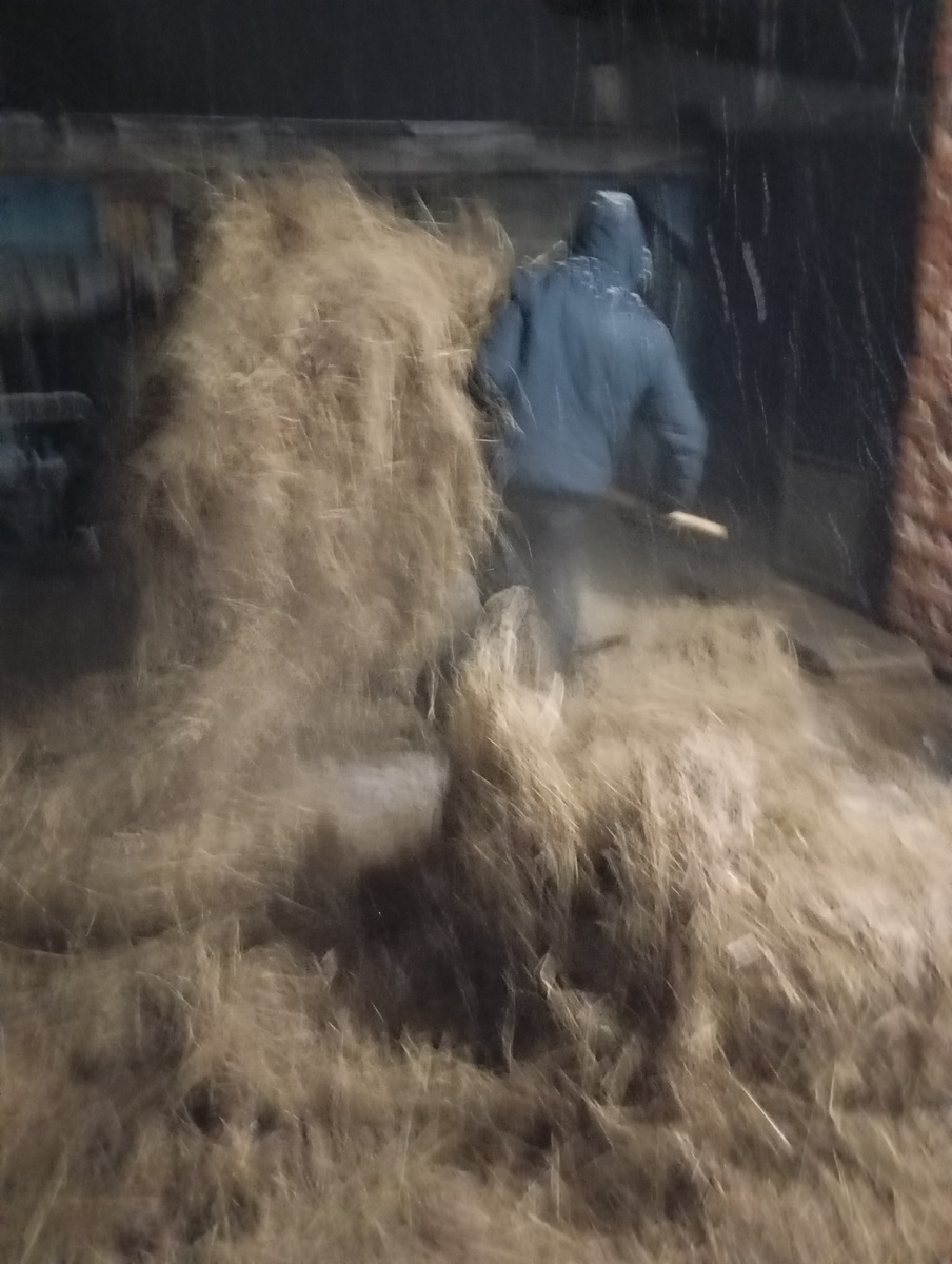 Это Глеб размазывает, перетряхивает рулон. 