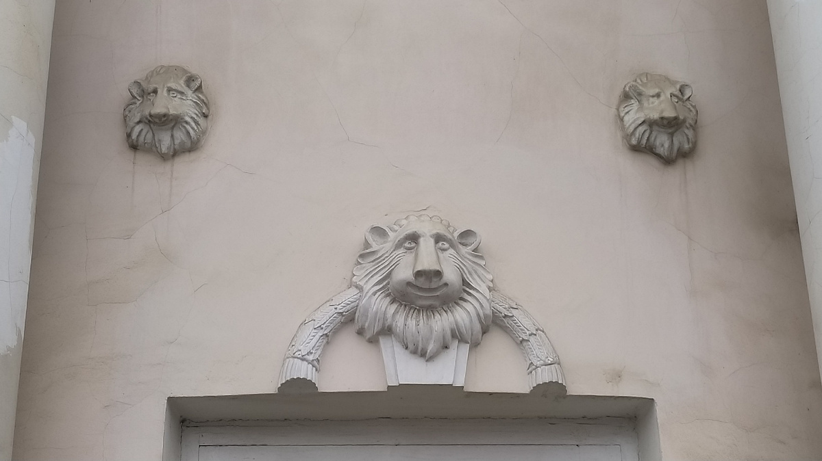 Кострома. Влюблëнный приветливый лев на ул. Советской