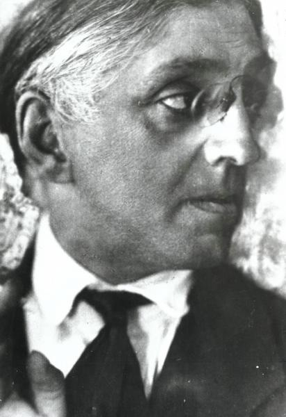 Михаил Кузмин. Фотограф М. Ниппельбаум. Фото отсюда: https://russiainphoto.ru/photos/5866/ 