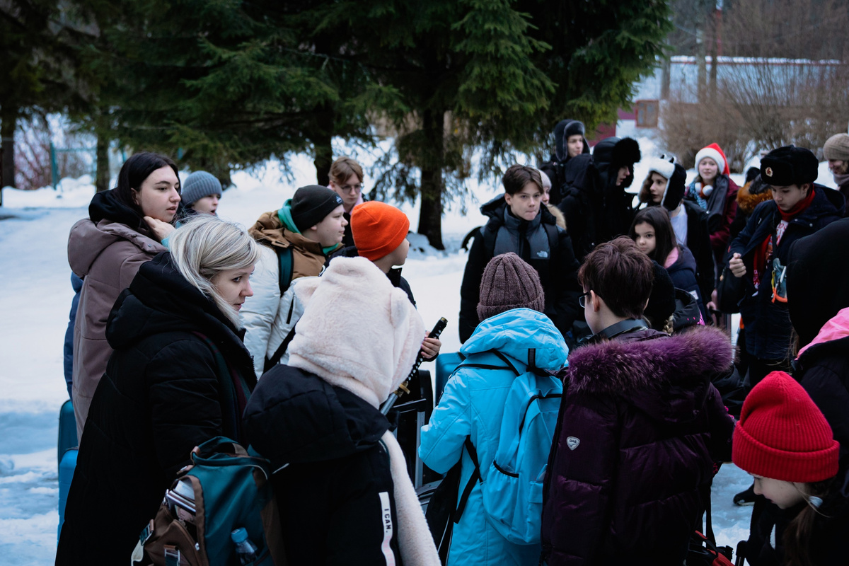 Дети и мастера по приезде в лагерь Элинор, зимняя смена