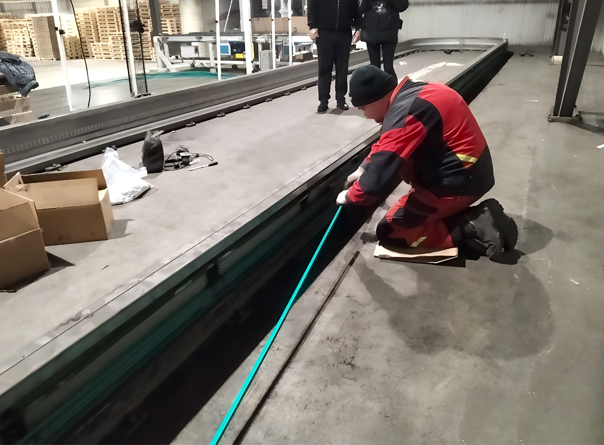 Установка изолированного контактного рельса U12 от компании ТЕТИКА для конвейерной линии на заводе «Росинка»