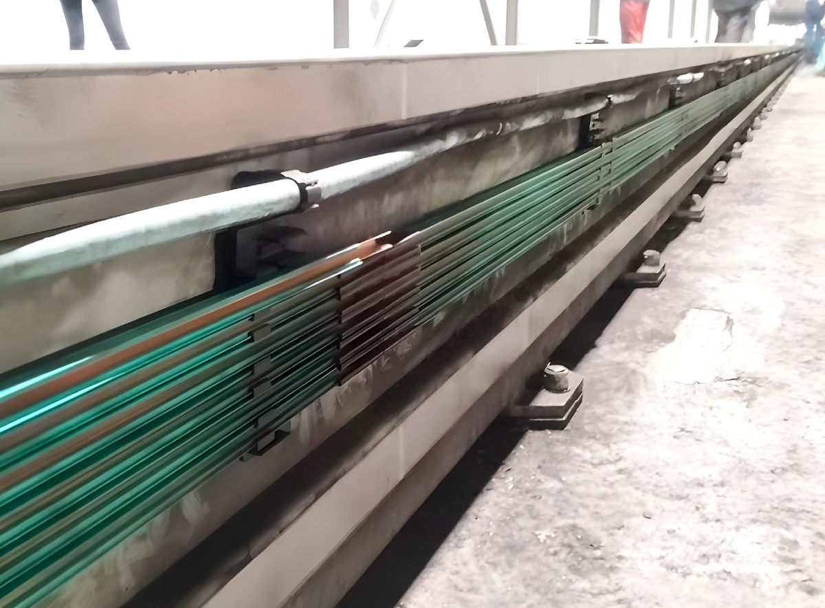 Установка изолированного контактного рельса U12 от компании ТЕТИКА для конвейерной линии на заводе “Росинка”