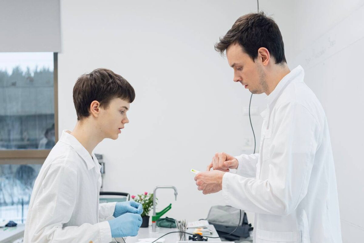 Фото из школьного архива: Егор Николаевич (справа) с учеником на занятии