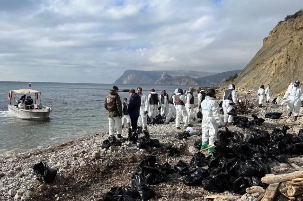    В Крыму с пляжей специалисты вывезли почти 700 тонн замазученного грунта