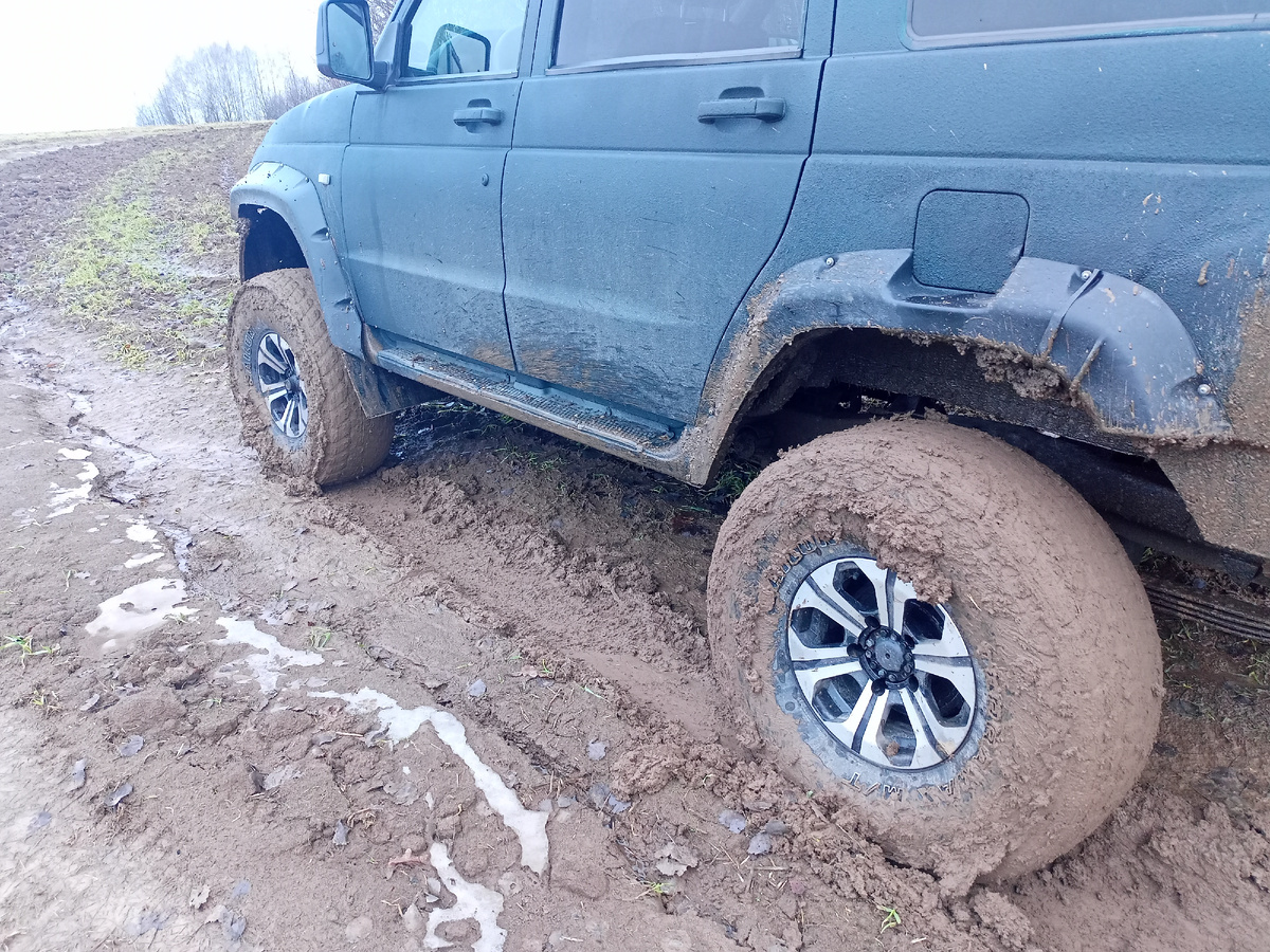 В подъем машина начала буксовать.  Для таких грунтов нужно  травить шины вплоть до 0.3 атм и менее. 