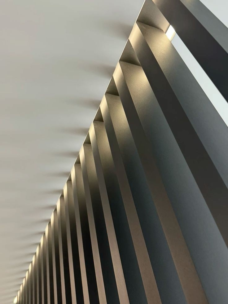 Деревянные панели прекрасно сочетается с натяжными потолками