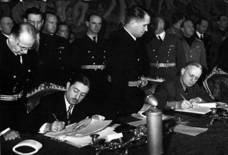 Драгиш Цветкович слева подписывает вступление в Тройственный пакт